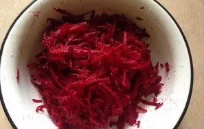 Grate the beets on a coarse grater.