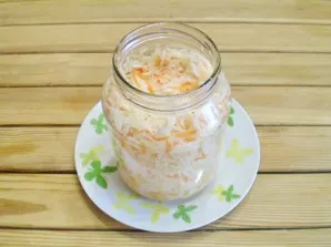 Take a liter jar, squeeze the cabbage very strongly. Press with your hands so that the released juice comes out on top of the cabbage. Co...