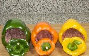 Stuff the pepper tightly with minced meat to the top.