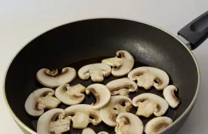 Cut the mushrooms into slices, fry separately until the liquid evaporates.