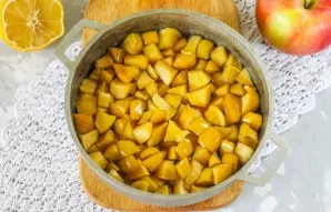 As soon as the apples add flavor to the syrup and become soft, the sign is ready! Sterilize jars and lids in any way convenient for you.