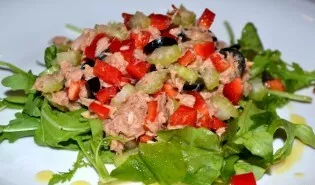 Salt and pepper to taste, season with olive oil (1 tbsp) and mix. I serve the dish on the leaves of rukola.