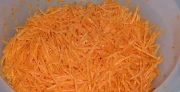 Finely chop the carrots or grate on a coarse grater.