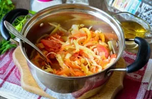 5 minutes before preparation, pour in vinegar, mix. The salad is ready.