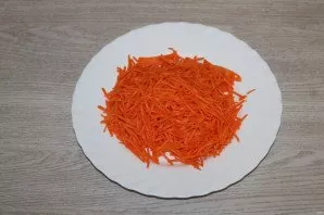 Grate the carrots on a coarse grater.
