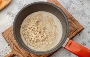 Pour oatmeal into boiling milk and boil according to the instructions on the package.
