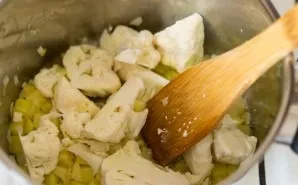 Put the cauliflower in the pot.