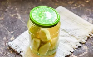 After a while, drain the water, bring to a boil and return to the jar again for 15 minutes.