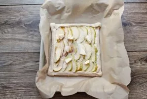 Sprinkle the pear tops with sugar and lay out the butter in pieces. Stir in the egg and brush the sides with it.