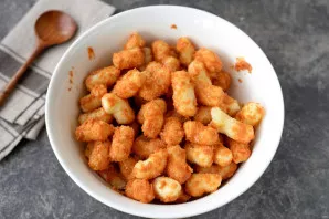 Put the corn in a deep bowl, pour dissolved iris and mix quickly.