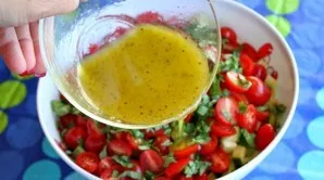 To prepare the infusion, mix oil, vinegar, honey, lemon or lime juice, salt and pepper. Pour into a salad bowl, stir. Cover with cling fi...