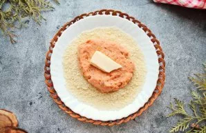 Divide the mince into five parts and roll it into balls. Cut the butter into pieces of the same size as the fish, add breadcrumbs to the ...