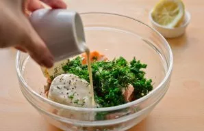 Now pour the cooled cream into a container with all the ingredients.