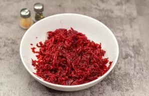 Grate the beets on a fine grater and squeeze to release excess juice.