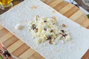 Put a couple of tablespoons of filling in the middle of the lavash.