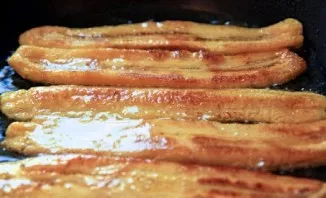 And fry them in a pan with vegetable oil until a golden crust appears.