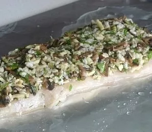 Take a pike fillet, place it on a large sheet of foil. Lubricate with oil, put the filling on the fillet.