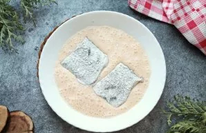 Dip the pieces of pike in mayonnaise dough. Then again to the flour and again to the egg mass.