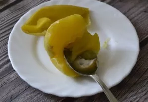 With a spoon, scoop out the pulp from the apples.