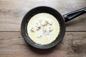 Chop the gorgonzole and put it in a pan. While stirring, cook the sauce until smooth.