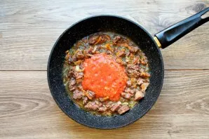 Mash the tomatoes with garlic until smooth and put in a pan. Mix everything, add salt, pepper, bring to a boil and simmer everything for ...