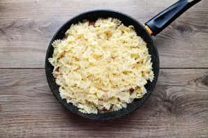 Add the cooked pasta to the pan, stir and simmer for another 3 minutes. Remove the pan with pasta from the heat and serve immediately.