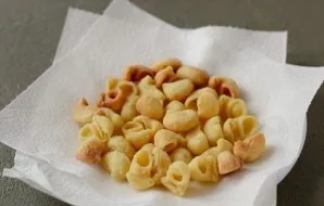 Put the baked pasta on paper towels to absorb excess oil.