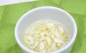 Marinate the onion for 10 minutes. I choose a classic marinade: vinegar, salt and sugar to taste.