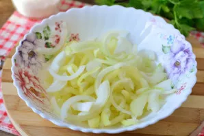 In a deep bowl, mix the bell peppers and onions.