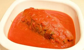Pour the meat with tomato paste sauce with basil wine.