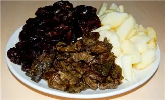 Chop plums, mushrooms and apples.