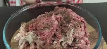 Before mixing the minced meat well with your hands, you need to salt it abundantly and sprinkle with pepper.