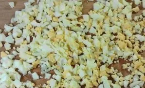 Cut the boiled eggs into small cubes.