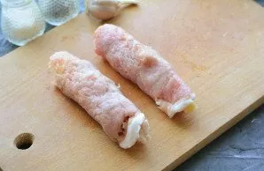 Roll the meat into rolls.