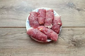 Roll the meat into thick rolls and strengthen the edges with toothpicks.