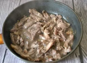 Pour vegetable oil into a preheated pan, lay out the meat, fry for 8-10 minutes.