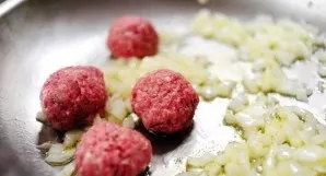 In a pan over medium heat we heat the olive oil.