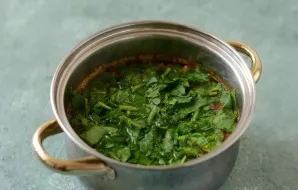Wash the spinach, chop it coarsely. Put in a saucepan, cook the soup for another 3-5 minutes, until the spinach is tender.