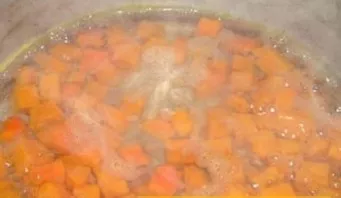 When the pumpkin boils, add a few clove seeds, continue to cook for 20-25 minutes.