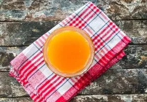 Pour the juice into pre-sterilized jars, tightly close the lids, turn over and wrap in a blanket until completely cooled.