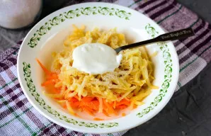 Season the salad with sour cream and mix.