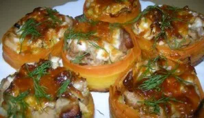 I take the shells out of the oven, unwrap the foil, serve the carrot rolls hot and decorate with herbs.