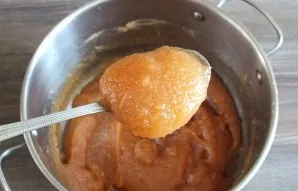 Use a blender to grind the apple slices to a smooth paste. The mass should be thick, if you hang it with a spoon, the jam should not slid...