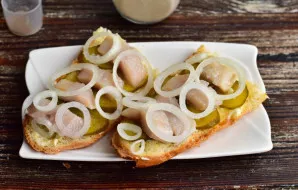 Put onions on top of the fish, cut into rings.