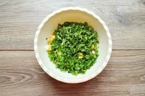 Chop the onion letters and herbs, put in a bowl.