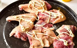 Squeeze mayonnaise on the meat.