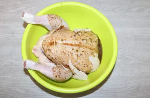 Wash the chicken, dry it with a paper towel, put it in the container where it will be marinated. Season with salt. Pour the marinade.