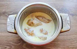 Pour milk over the chicken legs and place on medium heat.