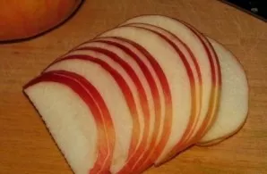 Wash the apples, dry them and cut into thin slices.
