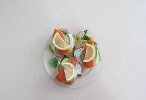 And now that the sandwiches are ready, we decorate each of them with half a slice of lemon.